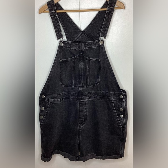 Old navy XL denim short overalls with adjustable straps and 6 pockets.  X! - Picture 1 of 9